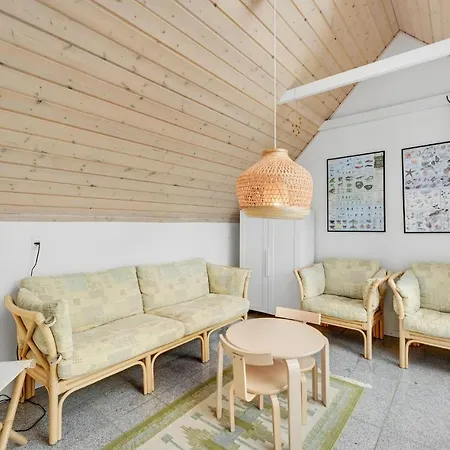 Three-bedroom In Hvide Sande *