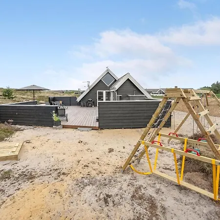 Three-bedroom In Hvide Sande