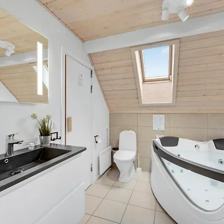 بيت للعطل Three-bedroom In Hvide Sande