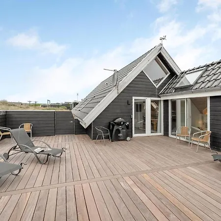 Three-bedroom In Hvide Sande