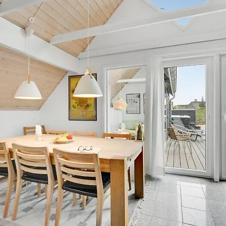 Three-bedroom In Hvide Sande بيت للعطل *